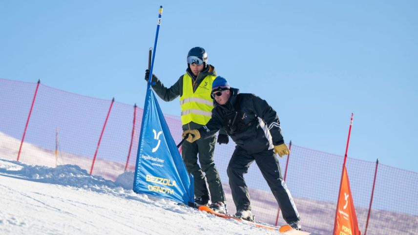 Charles Turcotte erklärt einem Voluntari die Arbeiten an der Piste und steht mit verschiedenen Geräten während dem Rennen im Einsatz. Fotos: Mayk Wendt