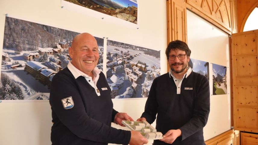 In Silvaplana hat die Überbauung Foppas Ost Priorität. Gemeindepräsident Daniel Bosshard und Bauamtchef Guido Giovannini.	Foto: Marie-Claire Jur