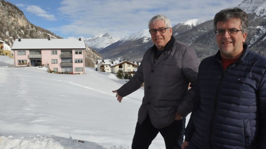 In La Punt sollen am Albulahang vier neue Mehrfamilienhäuser entstehen. Gemeindepräsident Peter Tomaschett (links) und Bürgergemeindepräsident Urs Niederegger spannen zusammen.				 Foto: Marie-Claire Jur