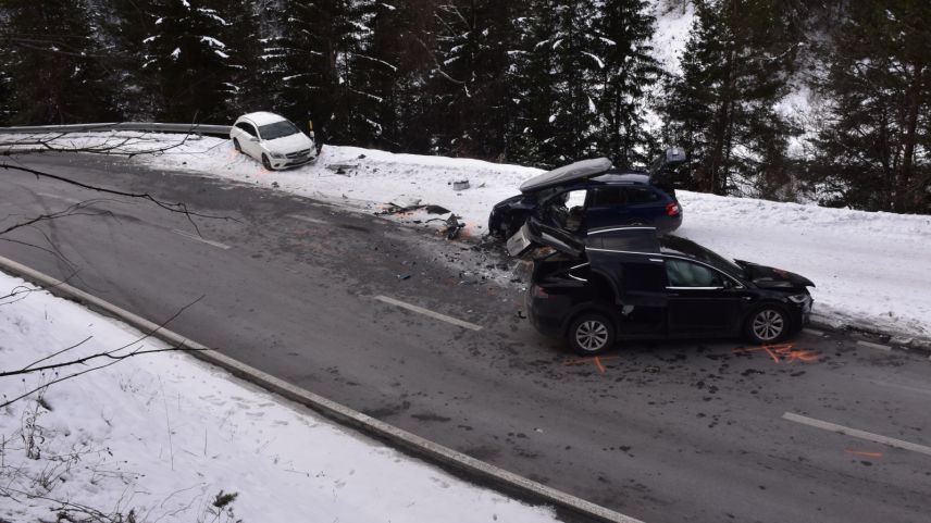 Im Vordergrund das Auto des Schweizers. Daneben/dahinter dasjenige des Polen. Links davon ein wenig im Hintergrund das Auto des Slowaken auf der Leitplanke (Foto: Kantonspolizei Graubünden).