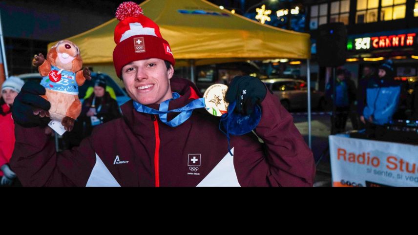 Fadri Rhyner mit seiner Goldmedaille.   Foto: Swiss Ski