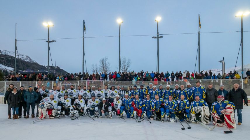 Gruppenfoto der Legenden nach dem Spiel. 