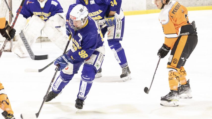 Sandro Ritzmann (mit der Nr. 98) und Dario Schmidt waren in diesem Winter das mit Abstand erfolgreichste Stürmerduo in der zweiten Eishockey-Liga (Foto: Marco Ritzmann).