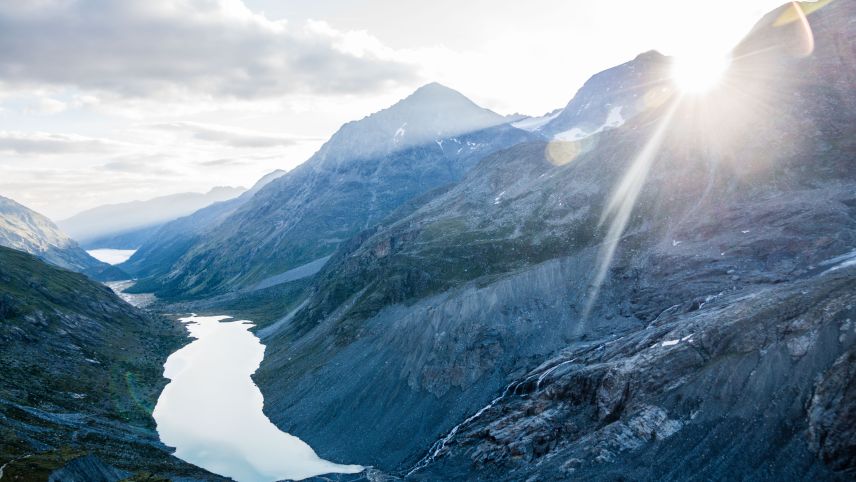 Blick von der Coaz-Hütte auf den Lej da Vadret und die Val Roseg. Foto: Jon Duschletta