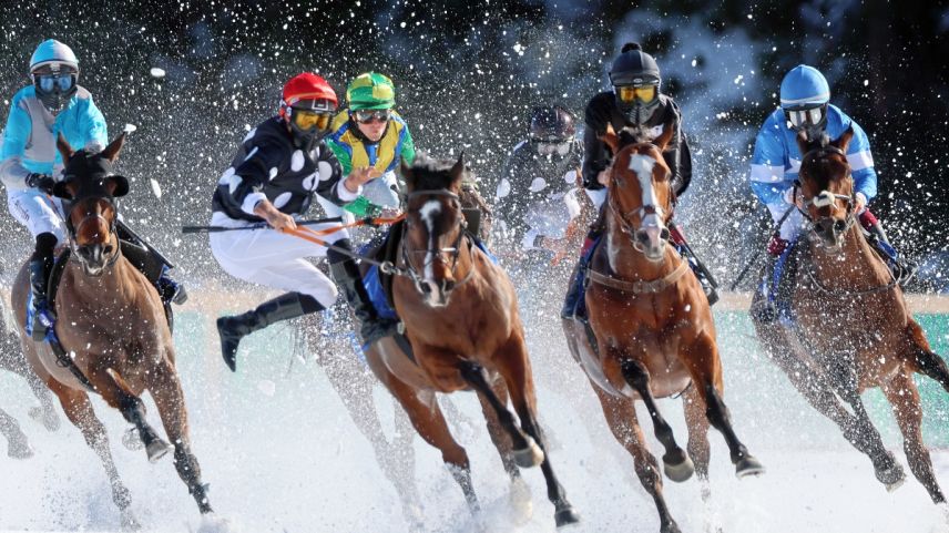 Da war ein Schutzengel zur Stelle: Jockey Rene Piechulek springt im Bad-Boden akrobatisch von seinem Pferd. Foto: swiss-image/AndyMettler