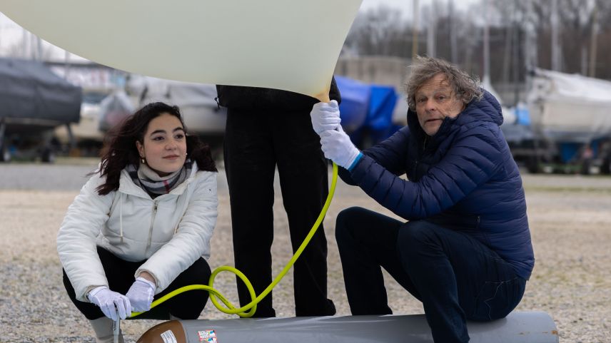 Der Ballon wird mit Helium gefüllt. 