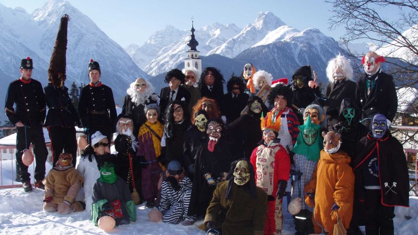 L’intera brajada da Ftan – cun a schnestra ils trais ils plü vegls in unifuorma e la «bola-vitra», il chapeun agüz. Üna fotografia da l’on 2005 (fotografia: Scoula Ftan).