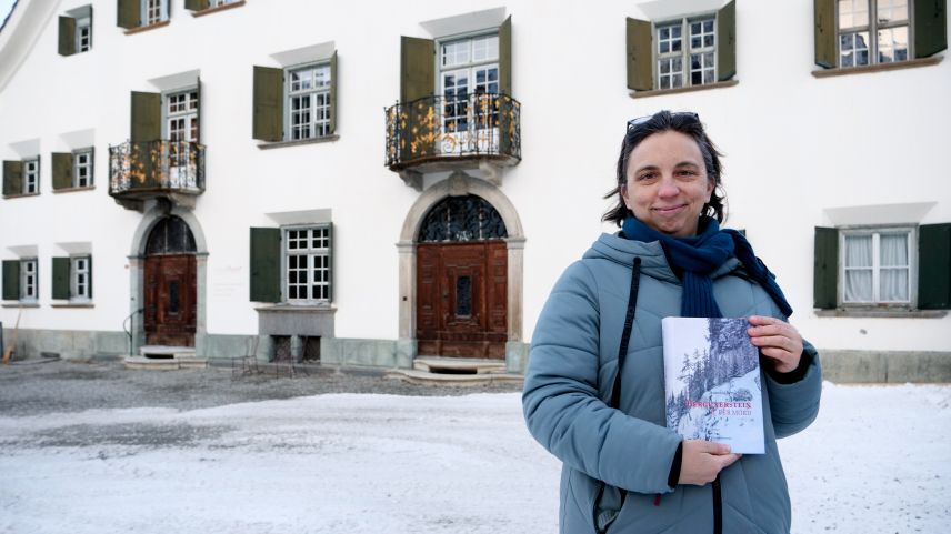 Antonia Bertschinger mit ihrem zweiten Buch aus der historischen Romantrilogie Bergünerstein - der Mord, vor der Chesa Planta in Samedan wo Szenen aus dem Buch spielen. Fotos: Jon Duschletta