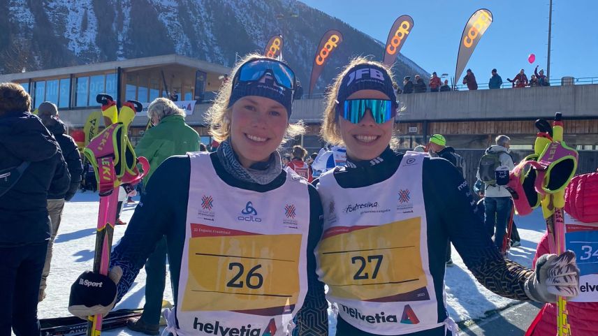 Die Zwillingsschwestern Carla Nina (links) und Gianna Chiara Wohler laufen beim 22. Engadin Frauenlauf auf dem Podest (Foto: z.Vfg)