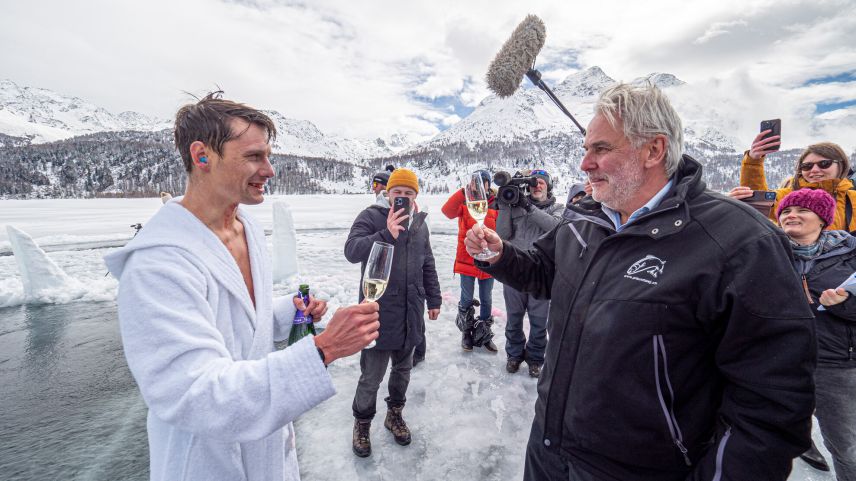 Ein Cüpli mit Antonio Walther nach dem Weltrekord.    Foto: Daniel Zaugg