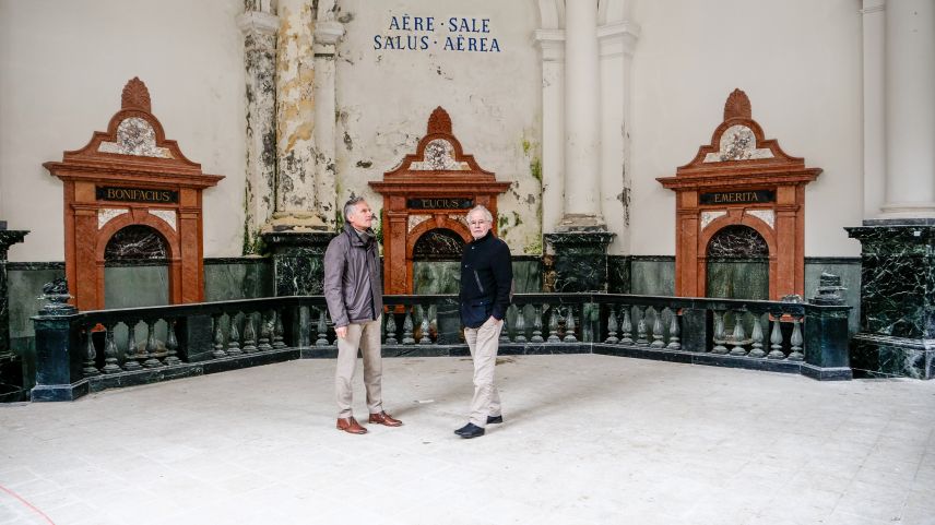 Christian Müller und Werner Reichle im Kuppelbau der Büvetta Tarasp in Scuol/Nairs. Foto: Jon Duschletta