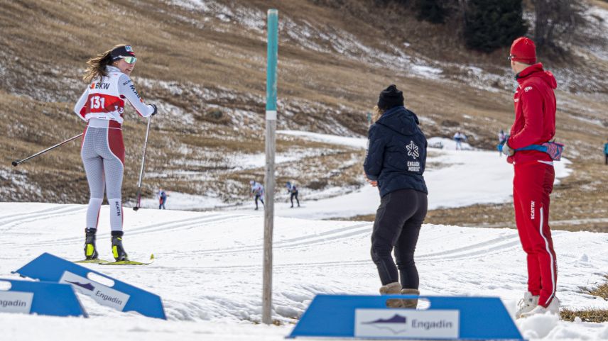 Schon in der vorletzten Runde hatte Marina Kälin Zeit für einen Schwatz mit der Trainerin.       Foto: Daniel Zaugg