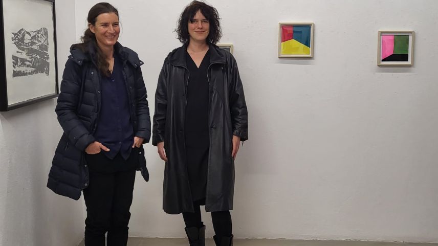 Laura Bott e Ginia Holdener davant ün squitsch da «legn» (2021/22) e la paraid cun spazis (2023). A dretta las ouvras «Spazi» (2023) e «Rabarber» (2022) da  l’artista Laura Bott.  fotografia: Uorschla Natalia Caprez Brülhart