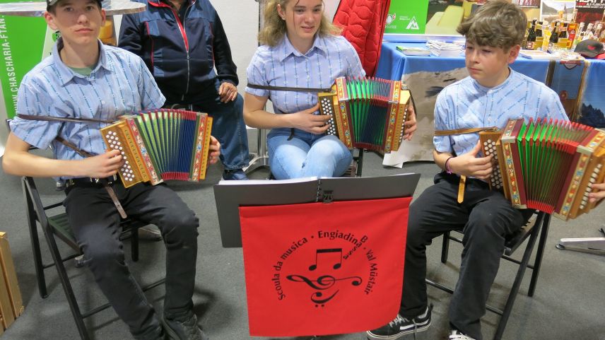 Severin Tönett (links), Anna Carpanetti und Simon Koller von der Musikschule Engiadina Bassa Val Müstair sind schon Profis im Auftritt; sie lassen sich vom lauten Messegewusel nicht aus der Ruhe bringen. Foto: Bettina Gugger