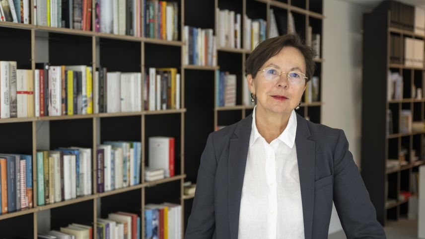 Simone Nuber ist von der Nominierung überrascht und freut sich, dass die Libraria Poesia Clozza auch im Unterland wahrgenommen wird. Foto: Mayk Wendt