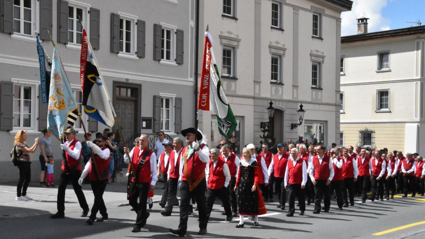 Die Società da musica Zernez führte den Umzug zum Schweizerischen Nationalparkzentrum an, wo sie ein Ständchen hielt. Foto: Bettina Gugger