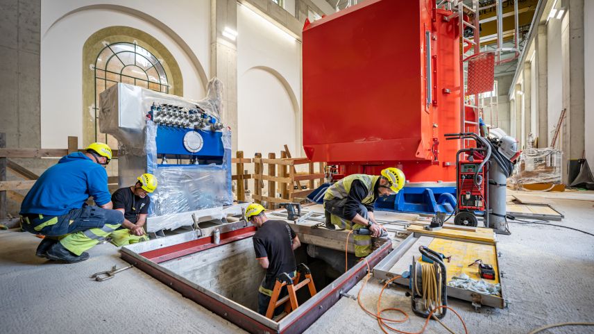 Blick in die Repower-Kraftwerkszentrale Robbia, wo im Rahmen der Gesamterneuerung die Montagearbeiten der drei Generatoren und Turbinen im Gang sind. Fotos: Repower/Yanik Bürkli