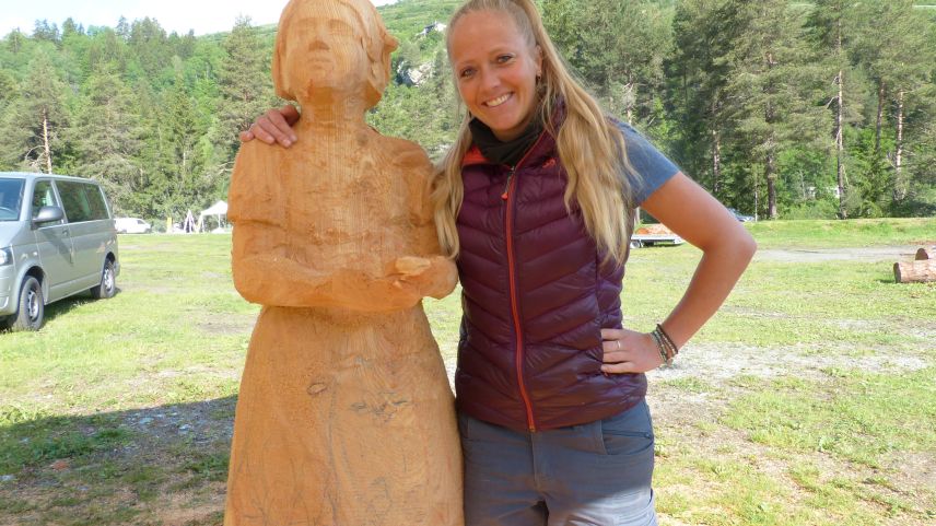 Nora Engels da Samedan, chi cugnuoscha il camping da Sur En fingià daspö ch’ella d’eira matta, s-chaffischa üna duonna in lain (fotografia: Flurin Andry).