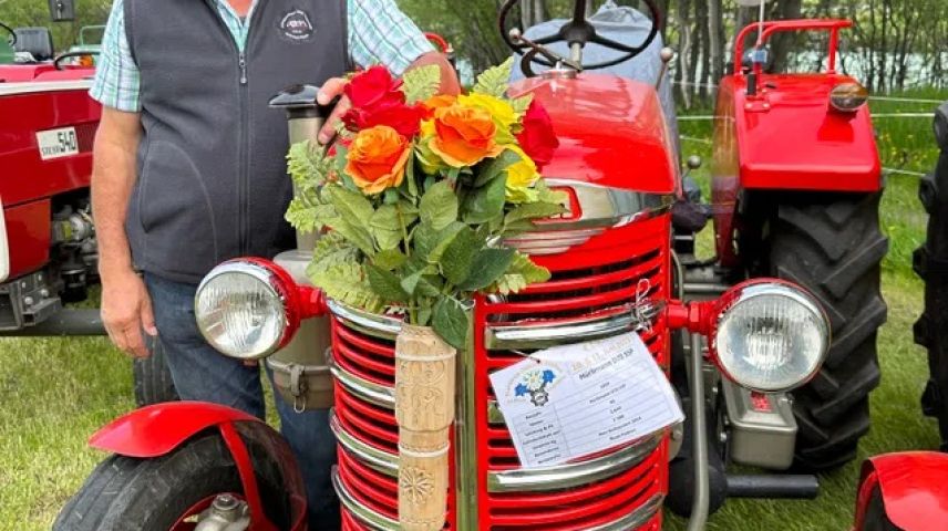 Nuot Padrun, organisatur dal quart inscunter da tractors oldtimers a  Madulain – dasper sieu egen tractor da la marca Hürlimann (fotografia: RTR).