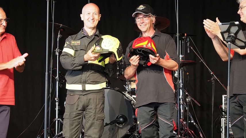 Elvio Porcedda und Daniel Büchi (rechts) tauschen ihre Feuerwehrhelme. Fotos: Nicolas Binkert