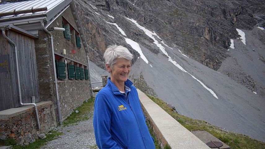 Ursula Hofer-Pirchegger verbringt ihre letzte Saison als Hüttenwarting auf der Chamonna Lischana, danach geht sie in Pension. Fotos: Imke Marggraf