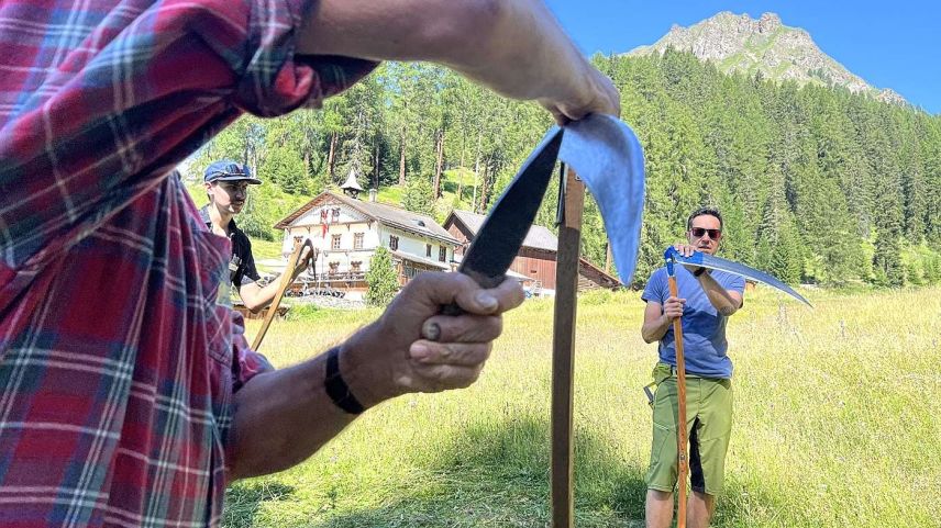 Die Teilnehmenden lassen sich von Martin Strub das Handwerk erklären. Foto: Peter Berry