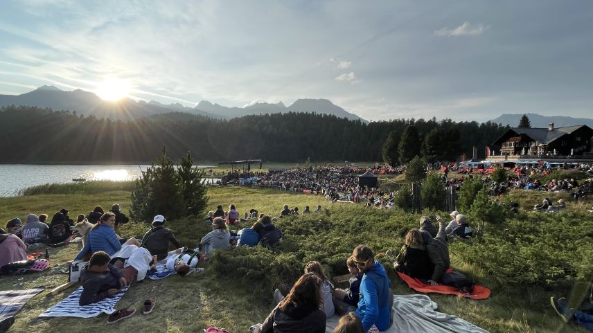 Chillige Atmosphäre beim Abendkonzert von Black Sea Dahu am Stazersee. Foto: Reto Stifel