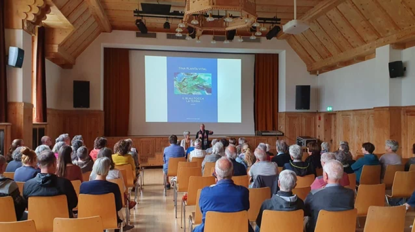 L’eivna passada s'han ils partecipants dal cafè rumantsch inscuntrats culs scolars dal cuors da rumantsch da vallader a Scuol (fotografia: RTR).