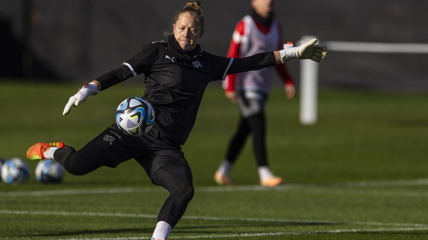 Seraina Friedli es oriundamaing da La Punt Chamues-ch ed es la terza goalie da la squedra naziunela svizra da ballapè (fotografia: Keystone/Gabriel Monnet).