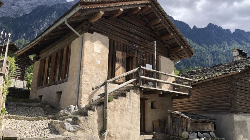 Begehrtes Gut: Ortstypische Bergeller Ställe in der Dorfkernzone. Foto: Marie-Claire Jur