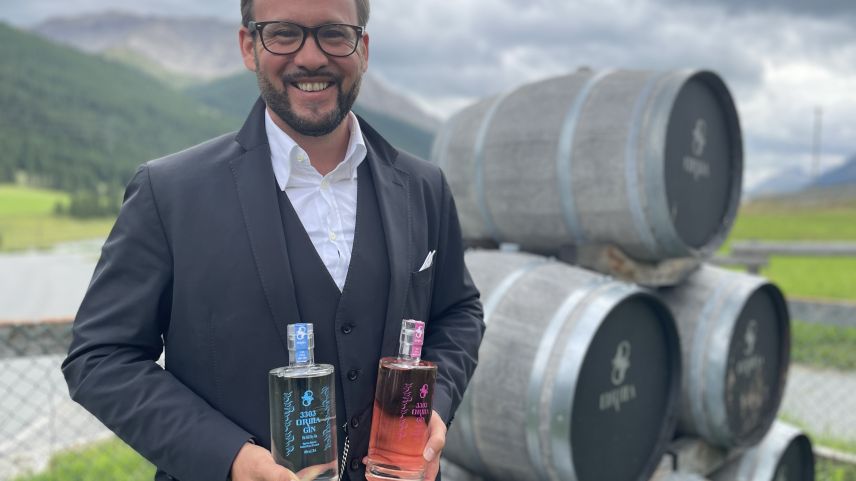 Rinaldo Willy präsentiert die Gin-Editionen von Orma Swiss Whisky. Foto: Fadrina Hofmann