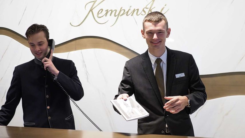 Max Spannaus (rechts) arbeitet im Hotel, wo er seine Ausbildung gemacht hat. Fotos: Nicolas Binkert