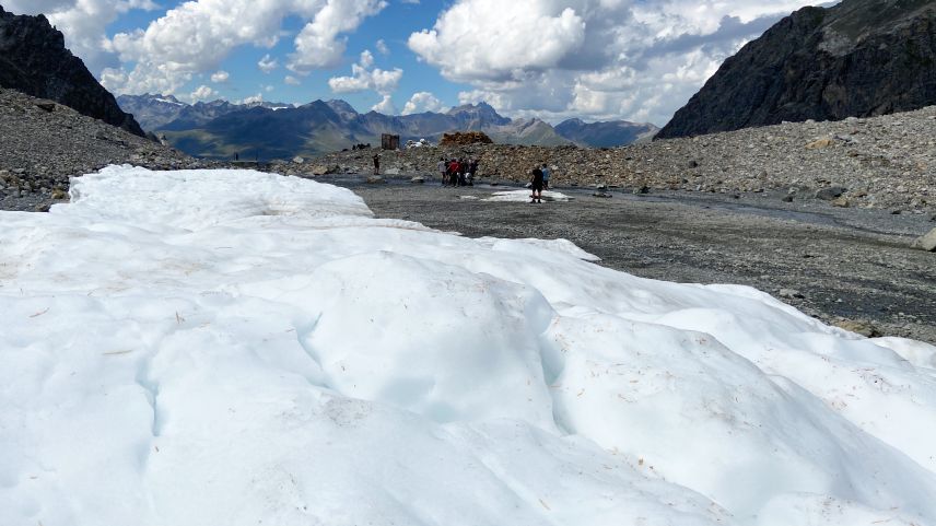 Voluntaris helfen beim Snow Farming-Projekt in der Nähe der Chamonna Lischana mit. Foto: Chasper Alexander Felix