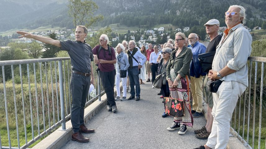 Die Mitglieder der Pro Lej da Segl lassen sich von Präsident Duri Bezzola den Standort der geplanten Solaranlage in Samedan zeigen. Foto: Fadrina Hofmann