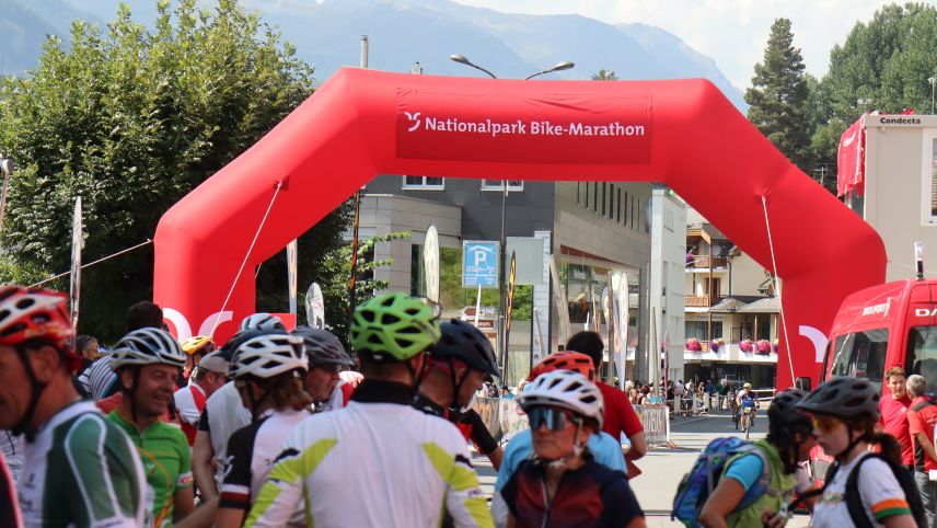 L’arch cotschen sur il Stradun a Scuol ­fuorma il böt dal ­Bikemaraton (fotografia: Martin Camichel).