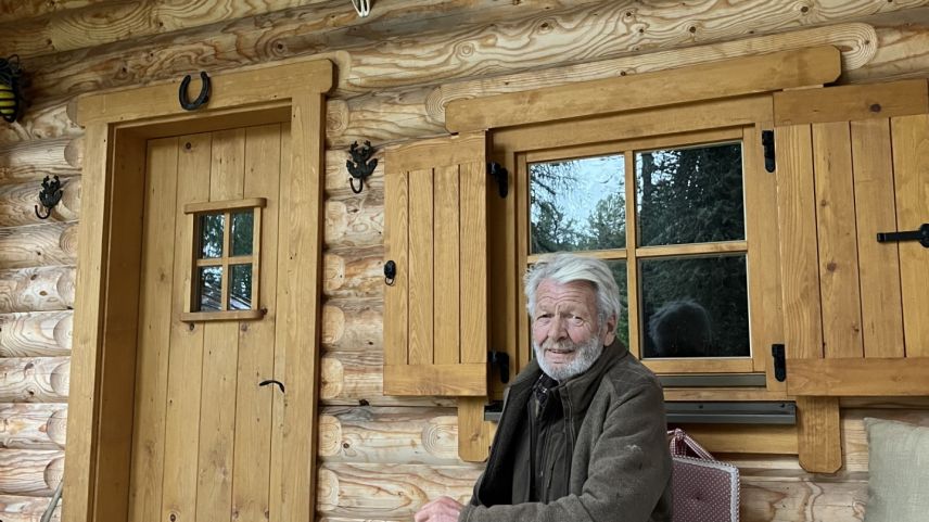 Altjäger Dorigo Riz à Porta aus Silvaplana vor seiner Hütte. Foto: Andrea Gutgsell