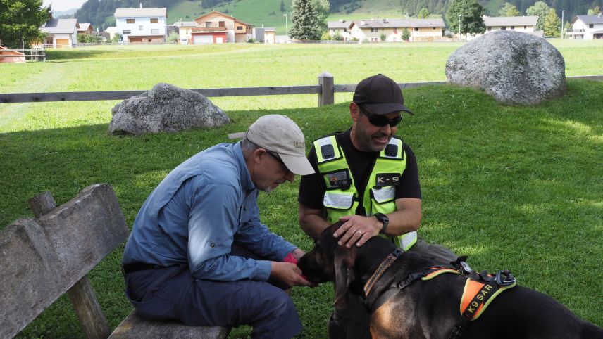 Der Personenspürhund führt den Hundeführer von der Geruchsaufnahme den Trail entlang, welcher der Vermisste gegangen ist. Dabei interessiert den Hund nur die Belohnung, welche er am Ende erhält, den Vermissten ignoriert er danach. Fotos: Nicolas Binkert