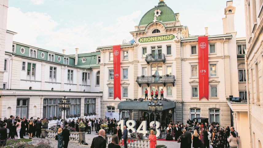 Am vergangenen Samstag wurde das 175-Jahr-Jubiläum vom Hotel Kronenhof in Pontresina mit vielen Gästen aus nah und fern gefeiert. Zum Auftakt wurde ein Apéro im Ehrenhof gereicht. 				Fotos: Grand Hotel Kronenhof, Pontresina