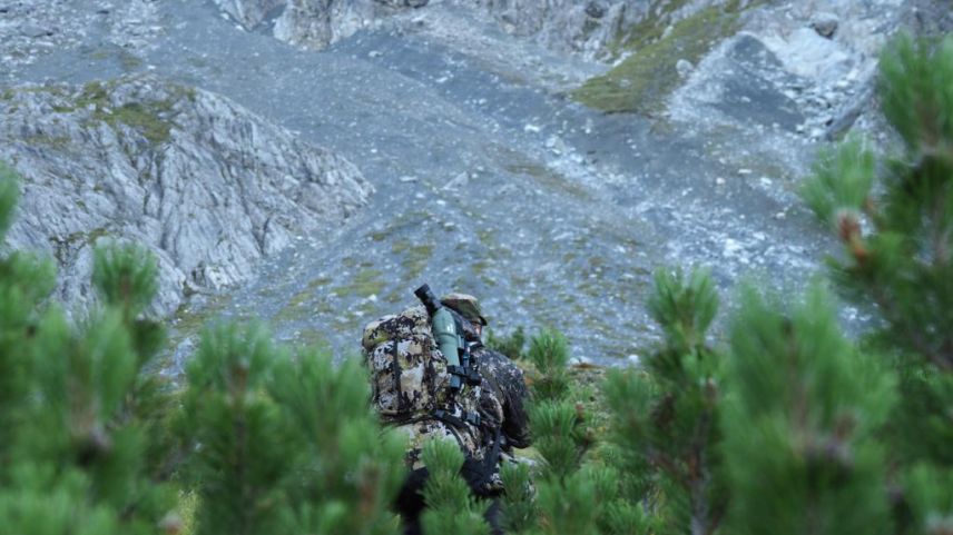 Ausgestattet mit Fernglas und Tarnkleidung observiert Jungjäger Simon Schlatter das Wild. Fotos: Jan Schlatter