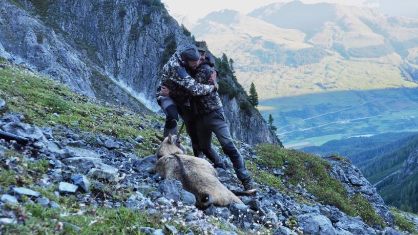 Die Jagd ist eine Familienangelegenheit. Heiko Schlatter (links) mit Sohn Simon auf dem Mot San Jon nach erfolgreichem Abschuss. Foto: Jan Schlatter