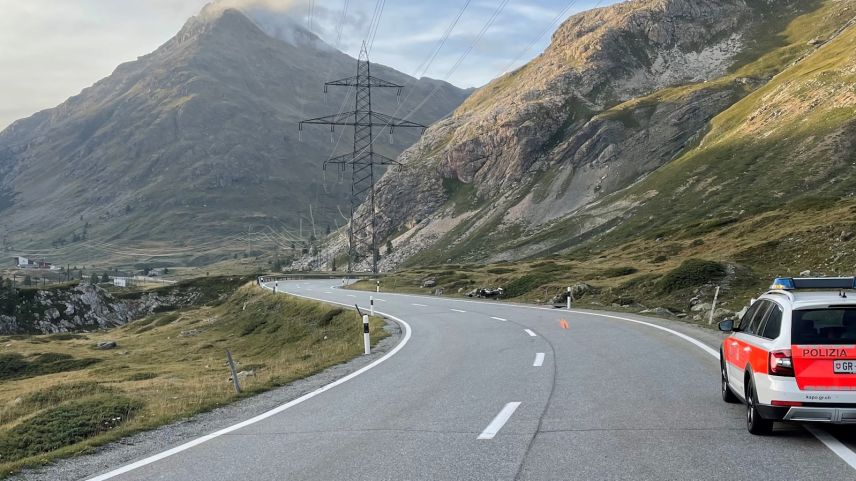 Ein Motorradfahrer verletzte sich am Sonntagnachmittag bei einem Sturz am Berninapass mittelschwer. Foto: Kantonspolizei 