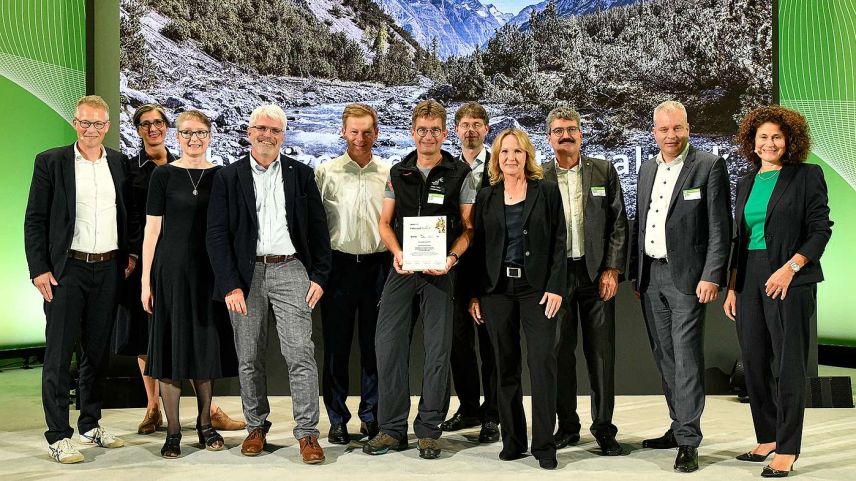 Dem Schweizerischen Nationalpark wurde am «Fahrtziel Natur» Award 2023 in Berlin der Sonderpreis verliehen. Stefan Triebs präsentiert die Urkunde für den SNP. Foto: DB AG/ Ralf Kranert