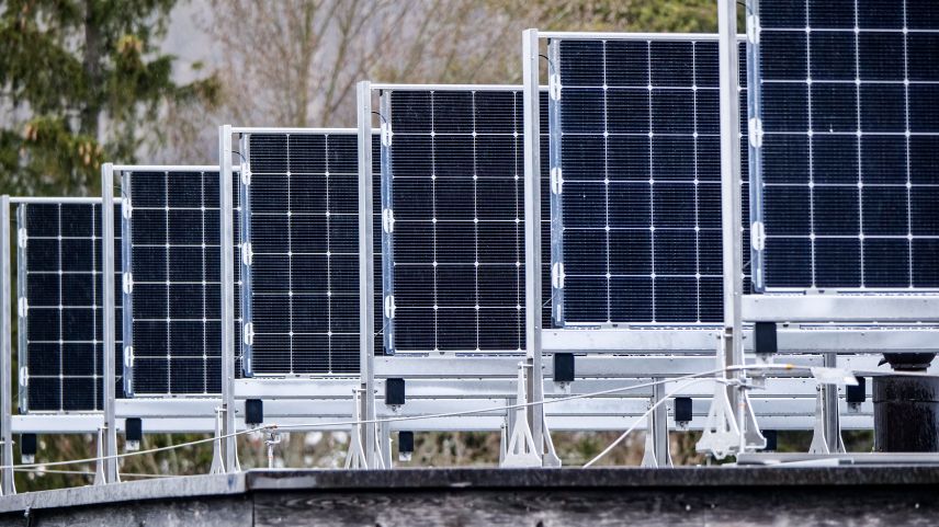 Die Auswirkung von Solar- und Windpärken auf den Tourismus sind 
gemäss WIFO besonders sorgsam abzuwägen. Symbolfoto: Jon Duschletta