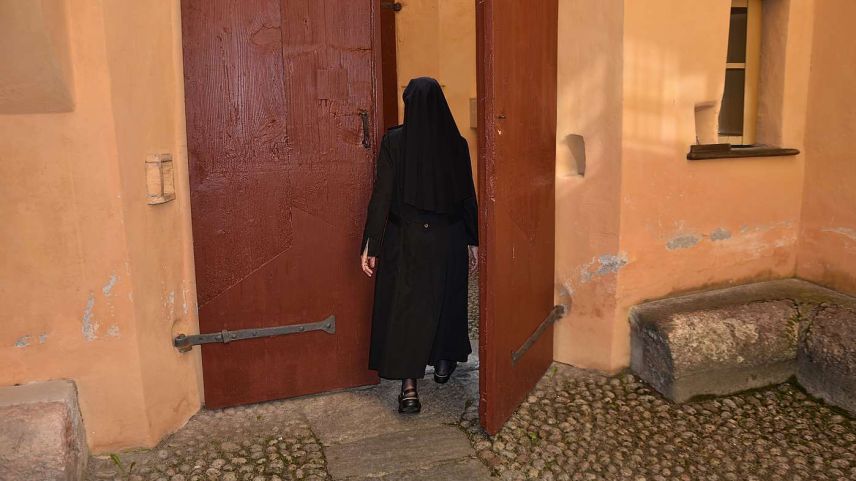 Das spirituelle und kulturelle Erbe der Klöster erhalten: Dies und vieles mehr lässt sich durch einen Besuch und mit einer Führung durch Schwester Rita (Bild) hier in der Kirche des alten Augustinerinnenklosters in Poschiavo tun. Foto: Urs Oskar Keller