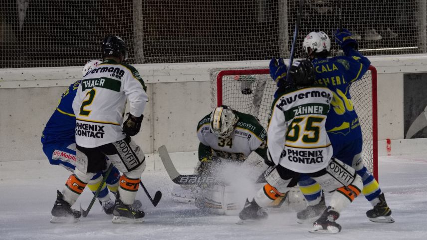 Erstes Heimspiel gewonnen: Der EHC St. Moritz besiegte am Samstag Illnau-Effretikon nach Penaltyschiessen mit 4:3 Toren. 	Foto: Rolf Müri