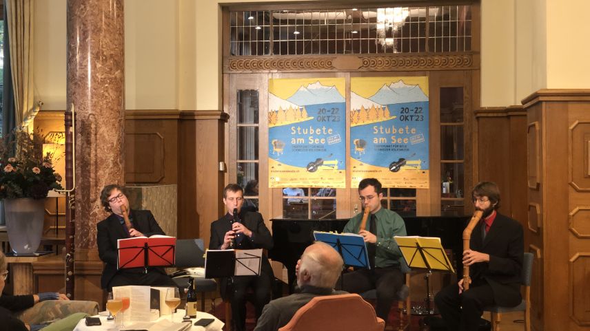 Eines der Ensembles, die an der Silser Stubete das Publikum verzückten: Die Flötenorgel bei ihrem Auftritt im Hotel Waldhaus. Foto: Marie-Claire Jur