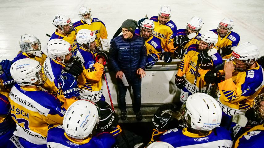 Trotz eines Time-outs des CdH Engiadina nach dem vierten Gegentreffer bäumten sich die Spieler von Coach Benny Wunderer am Mittwoch erst gegen Schluss der Partie nochmals so richtig auf. Zu spät und letztlich vergebens. Foto: Jon Duschletta