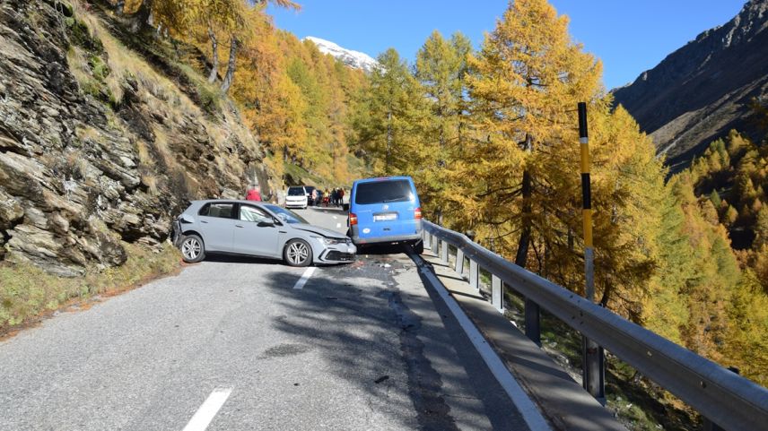 Die beschädigten Fahrzeuge. Bild: Kapo GR