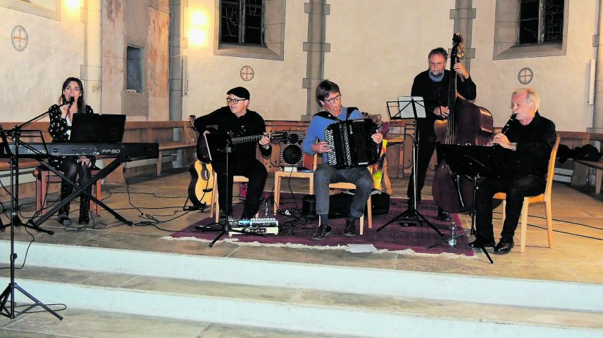 Il quintet Amüset in plaina acziun in baselgia a Scuol (fotografia: Benedict Stecher/FMR).