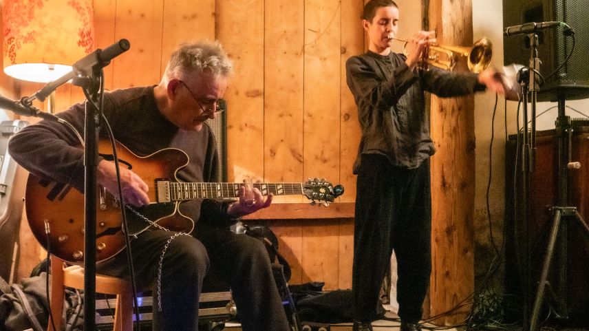 Improvisierter Jazz mit Fred Frith an der Gitarre und Susana Santos Silva an der Trompete. Foto: Jon Duschletta